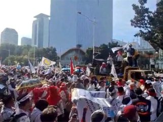 Sejumlah guru demonstrasi di area Monas, Jalan Merdeka Selatan, Jakarta Pusat. F: Kumparan
