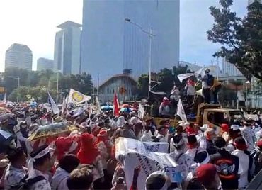 Sejumlah guru demonstrasi di area Monas, Jalan Merdeka Selatan, Jakarta Pusat. F: Kumparan