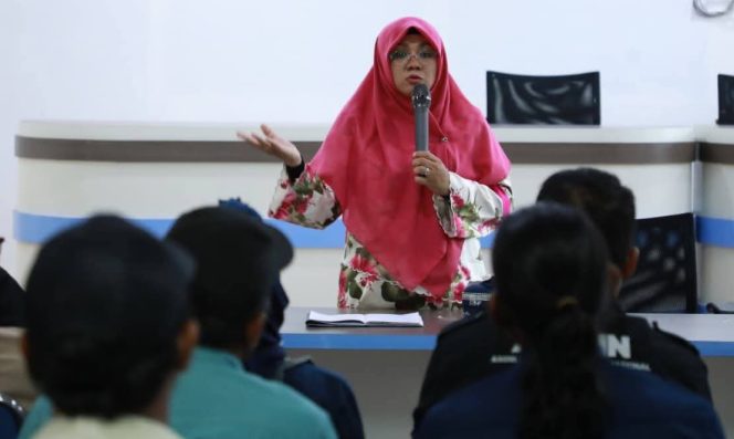 
					Bupati Afni saat berdialog dengan insan pers.