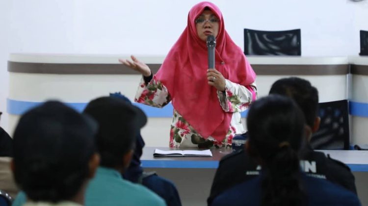 Bupati Afni saat berdialog dengan insan pers.