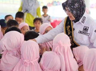 Bupati Siak Dr. Afni Zulkifli, bersama anak TK saat berkunjung ke rumah rakyat, dinas. (Foto: net)