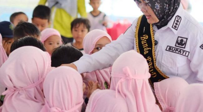 Bupati Siak Dr. Afni Zulkifli, bersama anak TK saat berkunjung ke rumah rakyat, dinas. (Foto: net)