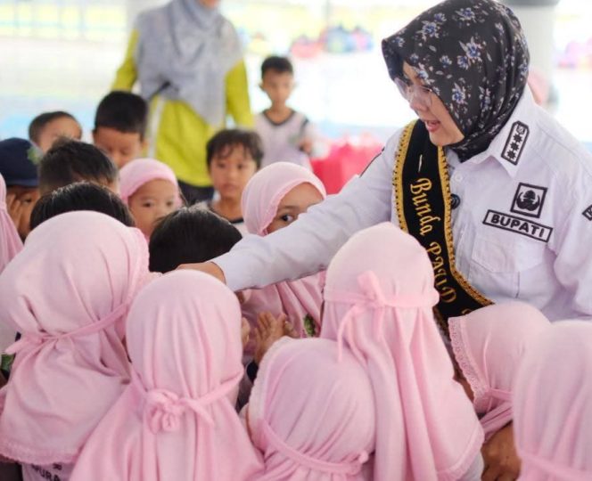Bupati Siak Dr. Afni Zulkifli, bersama anak TK saat berkunjung ke rumah rakyat, dinas. (Foto: net)