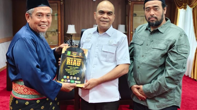 Ketua BPP DIR, Datuk Seri Taufik Ikram Jamil, dan Bendahara BPP DIR, Datuk Fadli, saat menyerahkan naskah akademik DIR kepada 
Ketua DPRD Riau, Kaderismanto.