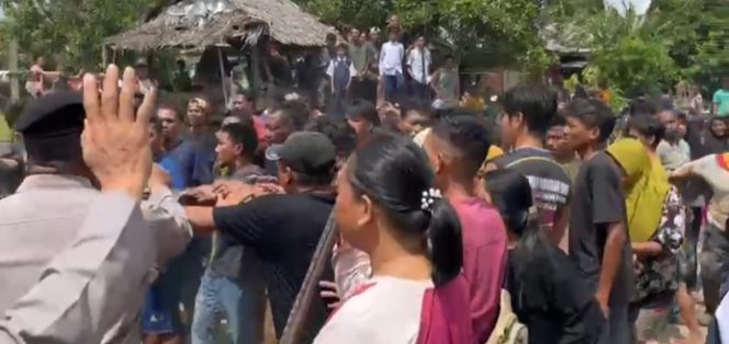 
					Aksi warga Cerenti saat menolak penertiban PETI.