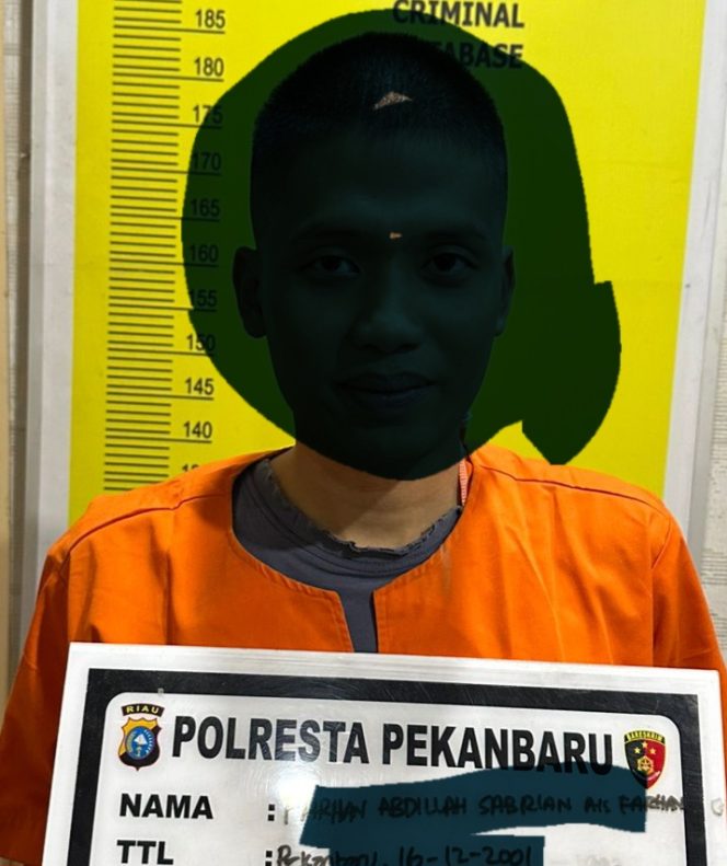 
					Tersangka saat diamankan polisi.