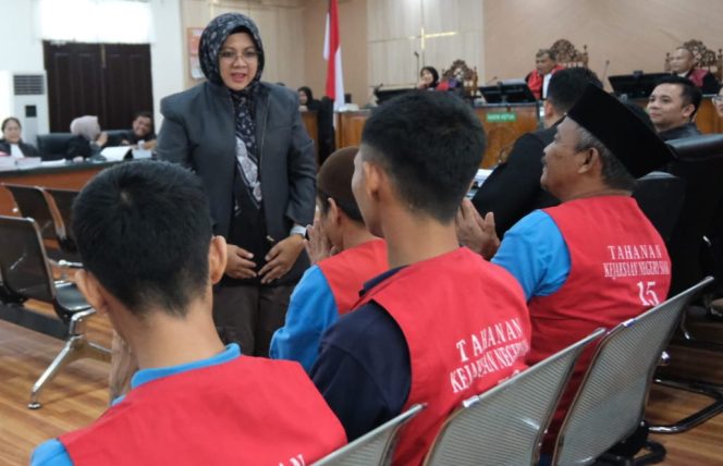 
					Bupati Siak Afni Zulkifli menyapa terdakwa warga Desa Tumang seusai menjadi saksi.