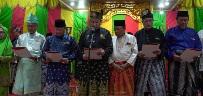 
					Ketum MKA LAMR, Datuk Seri H. Marjohan Yusuf, membaca Warkah Kebulatan Tekad Perwujudan Provinsi
Daerah Istimewa Riau dan diikut seluruh peserta Maklumat Akbar DIR.