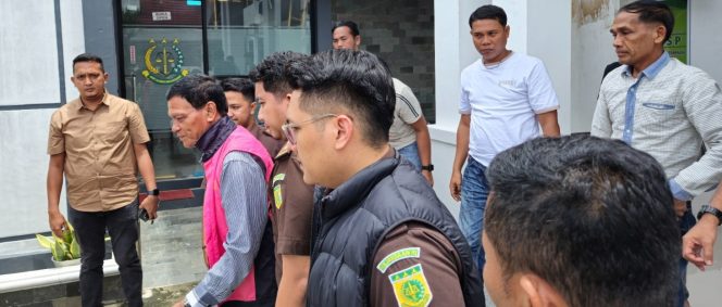 
					Tersangka korupsi saat digiring pihak Kejaksaan ke penjara.