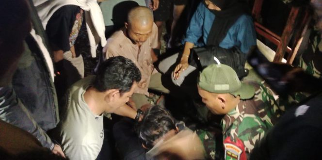 
					Pemuda A saat diselamatkan setelah berupaya bunuh diri. (Foto: Ist)