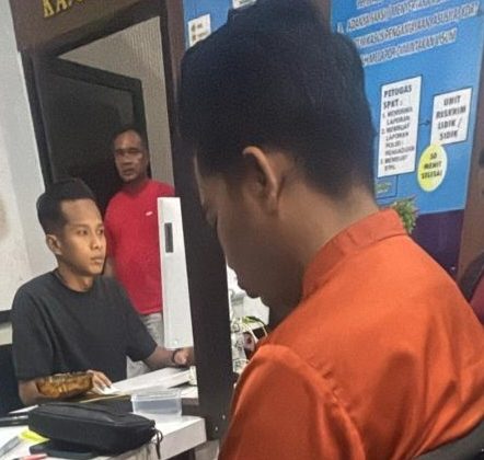 Tersangka saat diperiksa di Polres Bengkalis. (Foto: ist)
