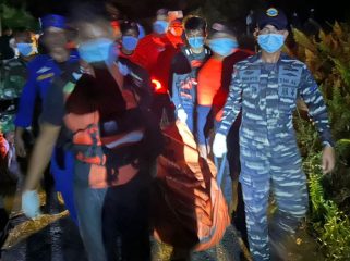 Petugas saat mengevakuasi nelayan  tenggelam akibat cuaca buruk. (Foto: ist)