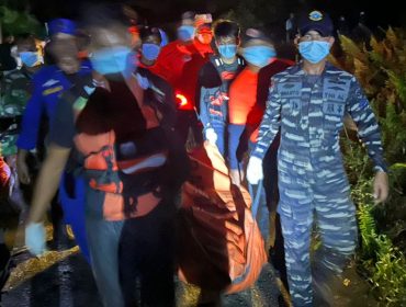 Petugas saat mengevakuasi nelayan  tenggelam akibat cuaca buruk. (Foto: ist)