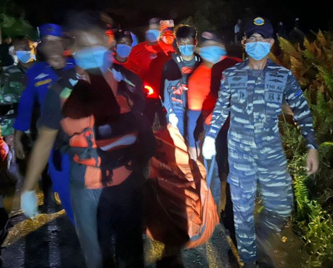 Petugas saat mengevakuasi nelayan  tenggelam akibat cuaca buruk. (Foto: ist)