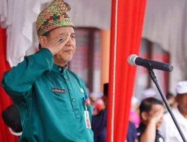Asisten II Sekretariat Daerah Provinsi Riau, Helmi D, bertindak sebagai inspektur upacara dan membacakan amanat Menteri Pemuda dan Olahraga Republik Indonesia. (Diskominfotik)