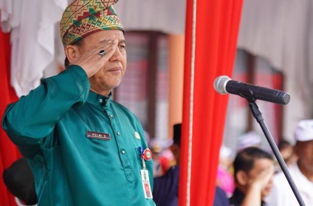 Asisten II Sekretariat Daerah Provinsi Riau, Helmi D, bertindak sebagai inspektur upacara dan membacakan amanat Menteri Pemuda dan Olahraga Republik Indonesia. (Diskominfotik)