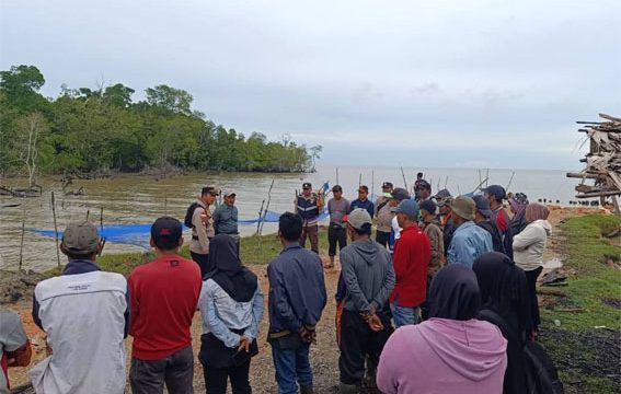Pencarian warga hilang saat mencari kerang di wilayah pesisir pantai, di Desa Anak Setatah, Kecamatan Rangsang Pesisir, Kabupaten Kepulauan Meranti.