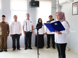 Wakil Bupati Bintan, Deby Maryanti melantik pejabat fungsional di Aula RSUD Bintan. F: Ist