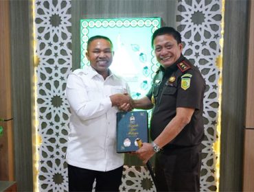 Kejati Riau Sutikno dan Gubernur Riau Abdul Wahid. F: Disinfokomtik