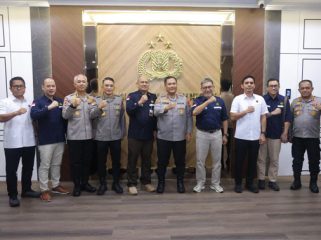 Foto bersama kunker dan silaturahmi yang dipimpin oleh Irjen. Pol. Ibnu Suhaendra, S.I.K., ke Polda Kepulauan Riau Kepri. F: Humas Polda Kepri