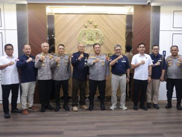 Foto bersama kunker dan silaturahmi yang dipimpin oleh Irjen. Pol. Ibnu Suhaendra, S.I.K., ke Polda Kepulauan Riau Kepri. F: Humas Polda Kepri