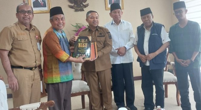 
					Penyerahan naskah akademik Daerah Istimewa Riau (DIR) kepada gubernur Riau.