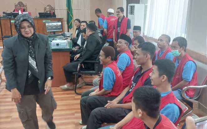 
					Bupati Afni seusai menjadi saksi konflik masyarakat Tumang dengan PT SSL.