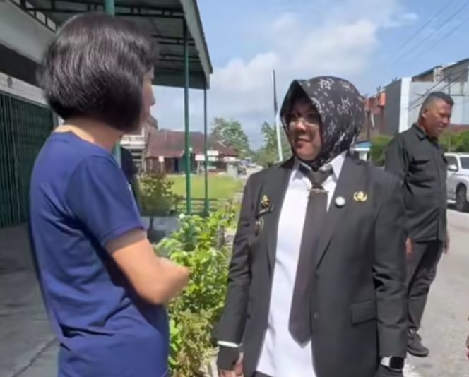 Bupati Siak Afni saat berdialog dengan pedagang di Pasar Seni Siak. (Foto: net)