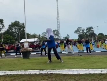 Senam Sehat Bersama yang diikuti oleh Tim Penggerak PKK Kabupaten Lingga bersama OPD yang berada di Daik, siswa sekolah, camat dan lurah. F: Ist