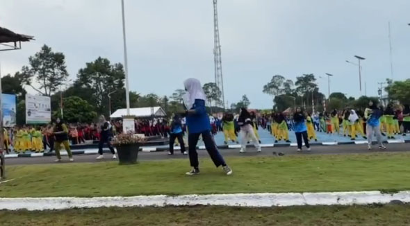 Senam Sehat Bersama yang diikuti oleh Tim Penggerak PKK Kabupaten Lingga bersama OPD yang berada di Daik, siswa sekolah, camat dan lurah. F: Ist