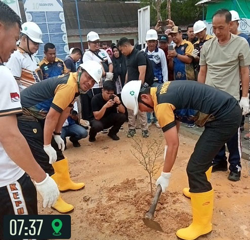 Wakil Bupati Anambas, Raja Bayu Pebri Gunadian, bersama Forum Koordinasi Pimpinan Daerah (Forkopimda), melaksanakan aksi penanaman pohon di halaman RSUD Tarempa Tipe C,. F: Ist
