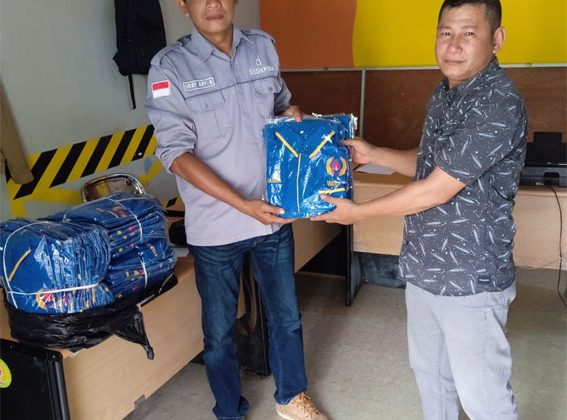 Disdikpora Kabupaten Kepulauan Anambas menyerahkan baju Kerja kepada ketua KONI Anambas, di Kantor KONI Anambas.