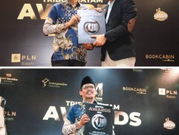 Ketua DPRD Kota Batam, Haji Muhammad Kamaluddin, menerima penghargaan Tribun Batam Awards 2025. F: Ist