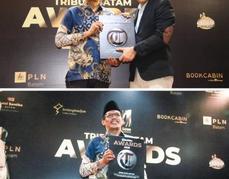 Ketua DPRD Kota Batam, Haji Muhammad Kamaluddin, menerima penghargaan Tribun Batam Awards 2025. F: Ist