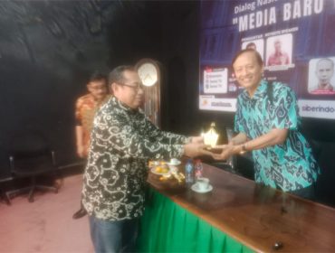 Prof Henri Subiakto menerima cendramata dalam bentuk plakat. F: Ist