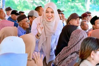 Wakil Bupati Bintan, Deby Maryanti menyapa warga terkait dengan harga pupuk. F: Ist