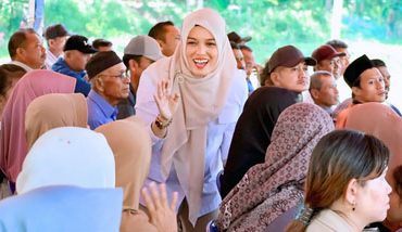 Wakil Bupati Bintan, Deby Maryanti menyapa warga terkait dengan harga pupuk. F: Ist