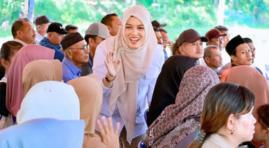 Wakil Bupati Bintan, Deby Maryanti menyapa warga terkait dengan harga pupuk. F: Ist