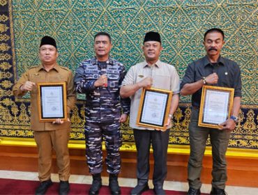 Wakil Gubernur Kepri Nyanyang Haris Pratamura, Ketua DPRD Iman Setiawan berfoto bersama Danpuspenerbal Laksamana Muda TNI Bayu Alisyahbana dalam lawatannya ke Gedung Daerah Tanjungpinang. F: Ist