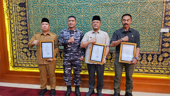 Wakil Gubernur Kepri Nyanyang Haris Pratamura, Ketua DPRD Iman Setiawan berfoto bersama Danpuspenerbal Laksamana Muda TNI Bayu Alisyahbana dalam lawatannya ke Gedung Daerah Tanjungpinang. F: Ist