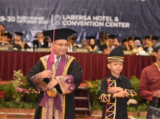 Prosesi wisuda Program Sarjana angkatan ke-71 dan Pascasarjana ke-21 Unilak, dimeriahkan dengan kehadiran Dhika Aura Farming. F: Ist