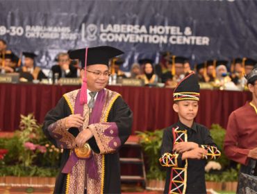 Prosesi wisuda Program Sarjana angkatan ke-71 dan Pascasarjana ke-21 Unilak, dimeriahkan dengan kehadiran Dhika Aura Farming. F: Ist
