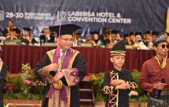 Prosesi wisuda Program Sarjana angkatan ke-71 dan Pascasarjana ke-21 Unilak, dimeriahkan dengan kehadiran Dhika Aura Farming. F: Ist
