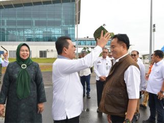 Menteri Koordinator Bidang Hukum, HAM, Imigrasi, dan Pemasyarakatan Prof. Dr. Yusril Ihza Mahendra, dipakaikan Tanjak oleh Gubernur Kepri  Ansar Ahmad. F: Ist