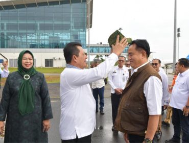 Menteri Koordinator Bidang Hukum, HAM, Imigrasi, dan Pemasyarakatan Prof. Dr. Yusril Ihza Mahendra, dipakaikan Tanjak oleh Gubernur Kepri  Ansar Ahmad. F: Ist