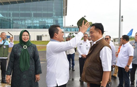 Menteri Koordinator Bidang Hukum, HAM, Imigrasi, dan Pemasyarakatan Prof. Dr. Yusril Ihza Mahendra, dipakaikan Tanjak oleh Gubernur Kepri  Ansar Ahmad. F: Ist