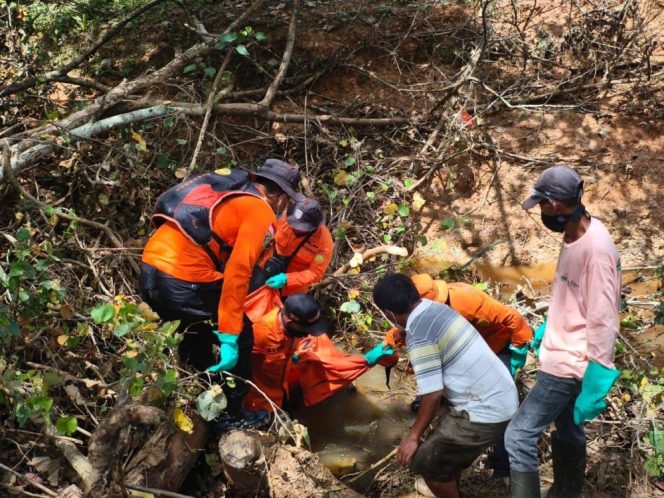 
					Basarnas saat menemukan jasad pertani. (Foto: net)