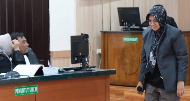 
					Bupati Siak Dr. Afni Zulkifli saat menjadi saksi meringankan di persidangan konflik warga Tumang dengan PT SSL. (Foto: net)