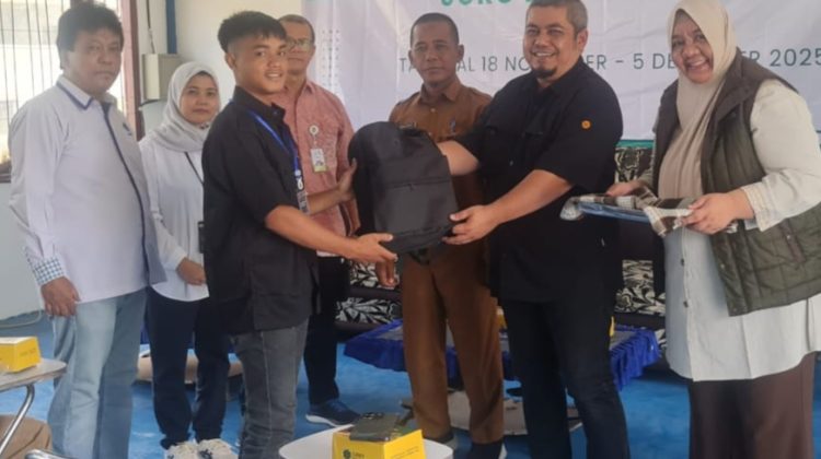 Team Manager Community Development PT BSP, Tengku Muchlis, menyerahkan perlatan kepada salah satu perserta pelatihan. (Foto: bsp)
