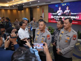 Kapolda Kepri Irjen Pol. Asep Safrudin, S.I.K., M.H., didampingi Kombes. Pol. Zahwani Pandra Arsyad, S.H., M.Si., Kabidhumas Polda Kepri saat diwawancara wartawan. F: Humas Polda Kepri